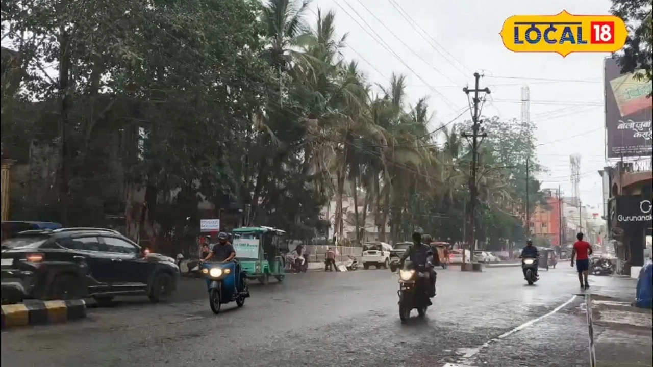 Cyclone Montha Weakens Over Chhattisgarh, Triggering Heavy Rain and Rail Disruptions